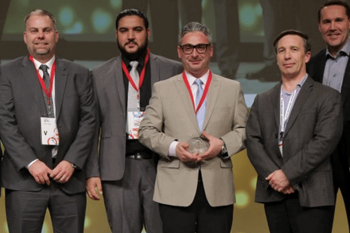 Shoppers-Drug-Mart-Presents-Carrier-of-the-Year-Award-to-Canada-Cartage